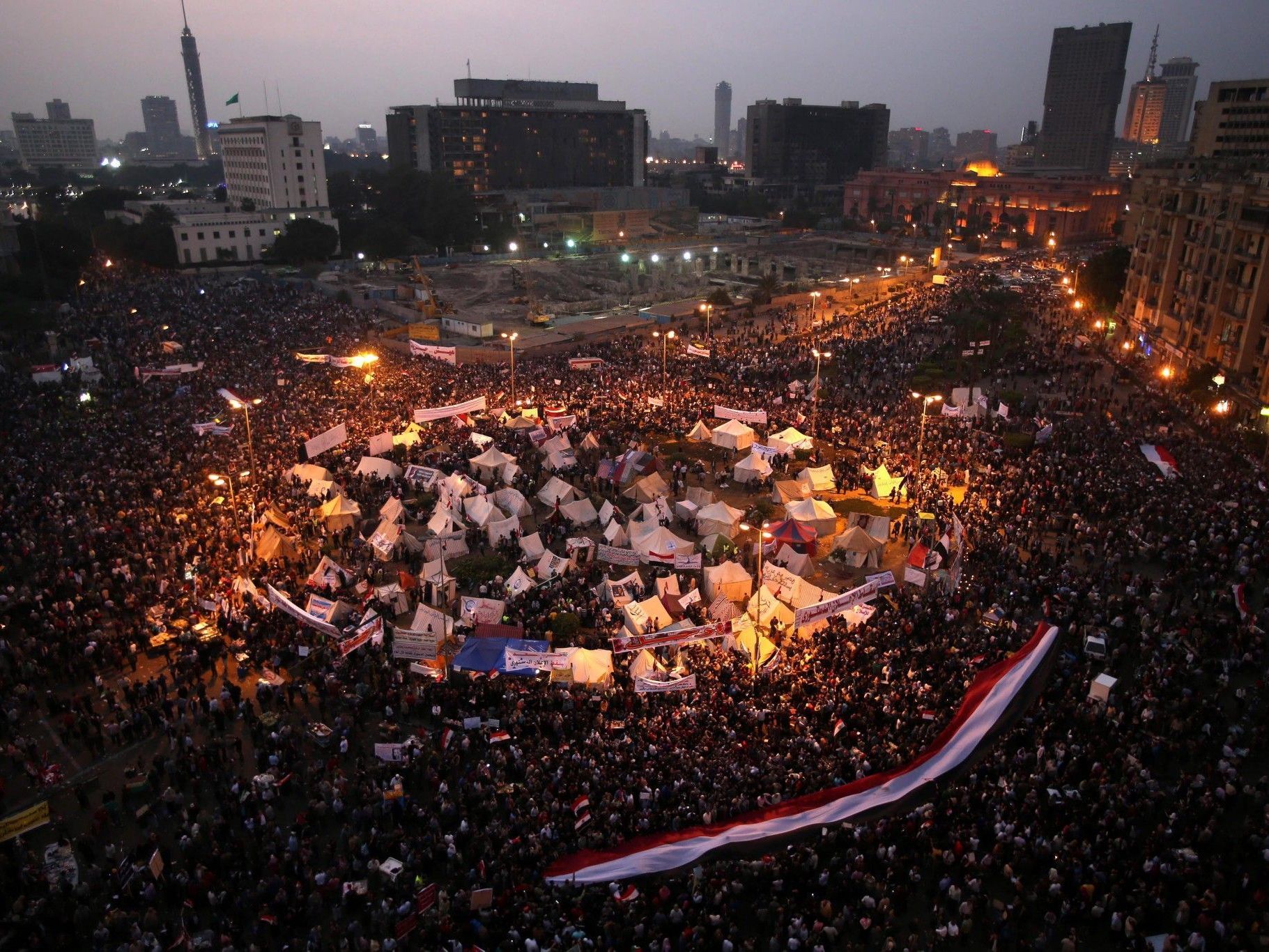 Über 200.000 Gegner protestierten am Dienstag auf dem Tahrir-Platz in Kairo. Über 200.000 Gegner protestierten am Dienstag auf dem Tahrir-Platz in Kairo.