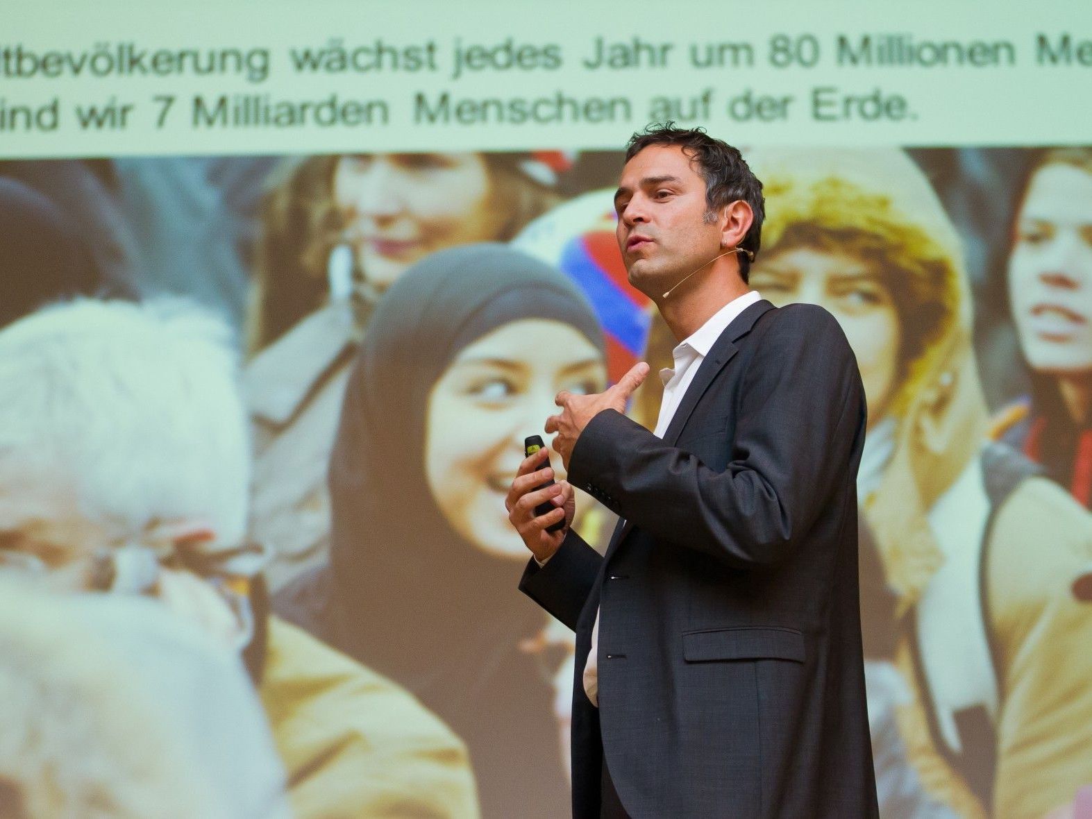 "Schlussendlich muss jeder selbst für sich entscheiden." (Daniele Ganser) "Schlussendlich muss jeder selbst für sich entscheiden." (Daniele Ganser)