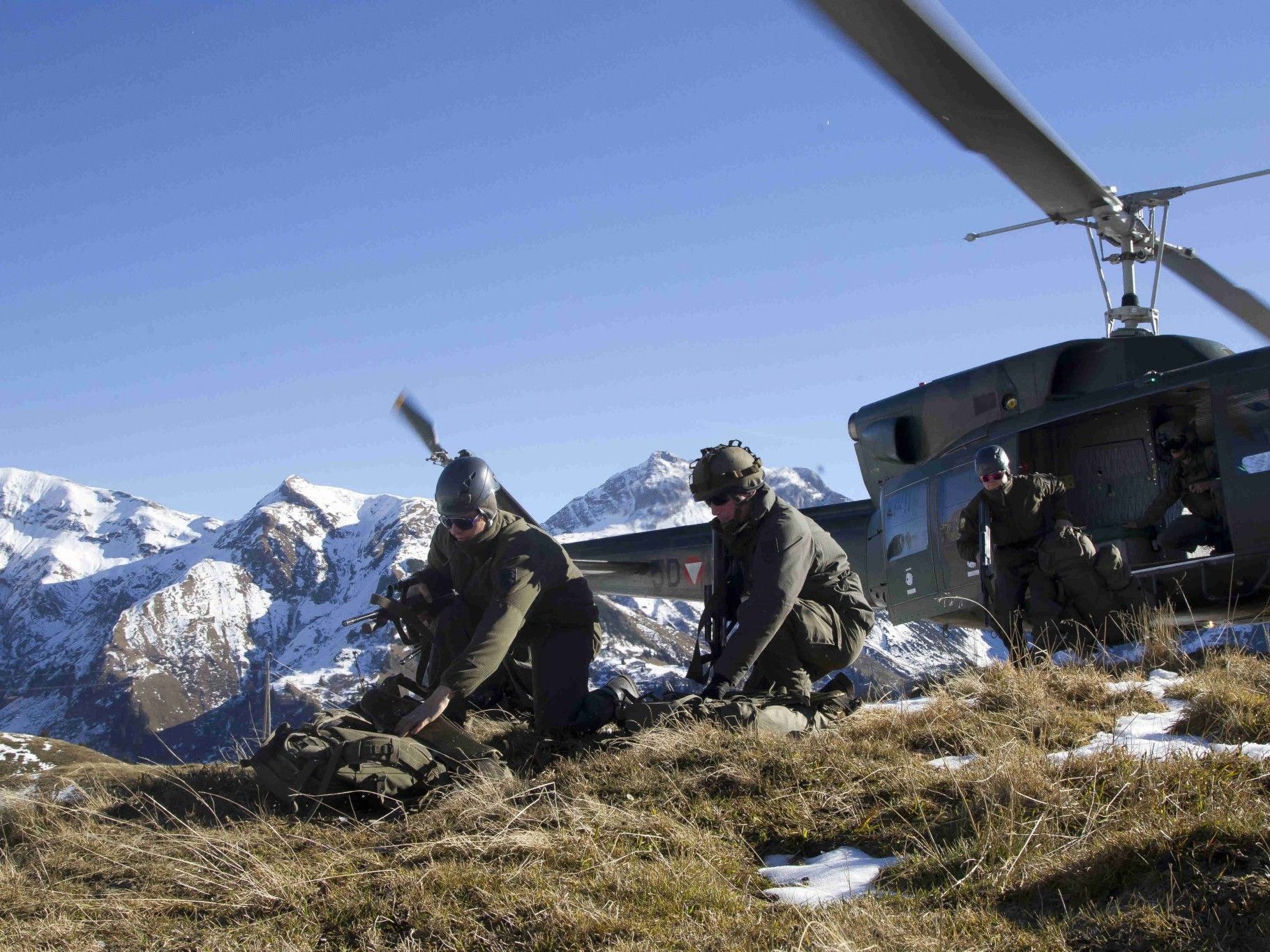 Im Mittelpunkt der Übung stehen Hubschraubertransporte und das Übernachten im Zelt. Im Mittelpunkt der Übung stehen Hubschraubertransporte und das Übernachten im Zelt.