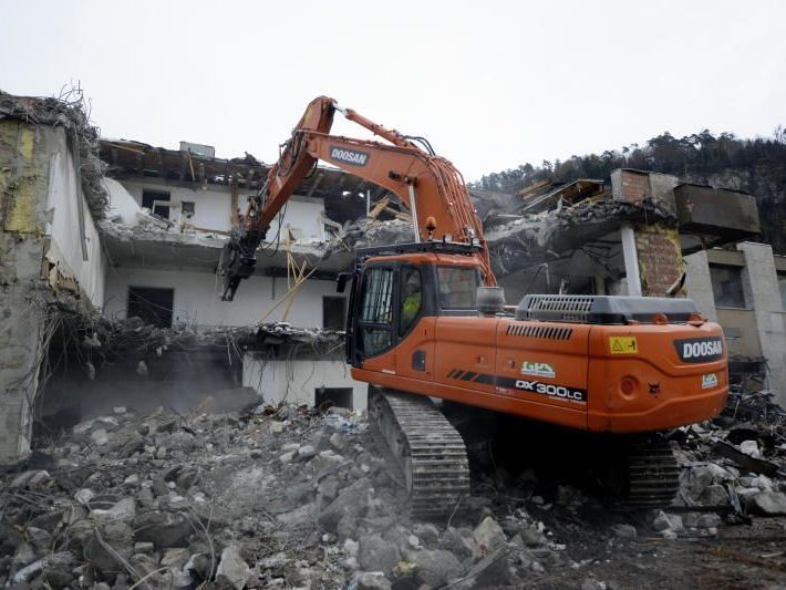 Bagger reißen das alte Montforthaus ab