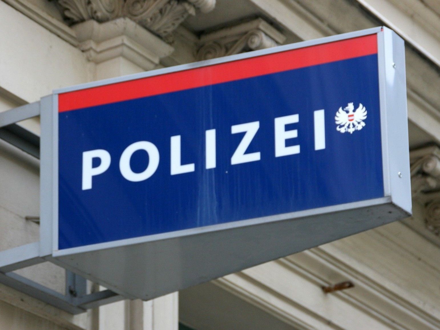 Eine 16-Jährige wurde von zwei jüngeren Mädchen brutal zusammengeschlagen und beraubt. Eine 16-Jährige wurde von zwei jüngeren Mädchen brutal zusammengeschlagen und beraubt.