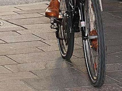 Zusammenstoß zwischen Taxi und Radfahrer am Sonntag in Wien. Zusammenstoß zwischen Taxi und Radfahrer am Sonntag in Wien.