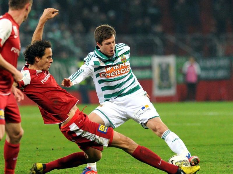 SK Rapid Wien gewinnt gegen Admira. Im Bild: Peter Pöllhuber gegen Deni Alar SK Rapid Wien gewinnt gegen Admira. Im Bild: Peter Pöllhuber gegen Deni Alar
