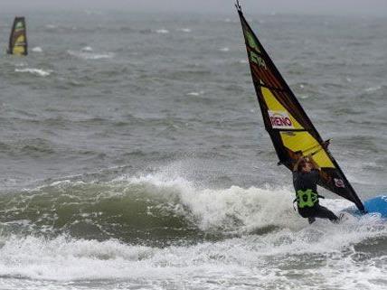 Am Samstag wurde in Neusiedl am See die Leiche eines 48-jährigen Surfers aus Wien gefunden.