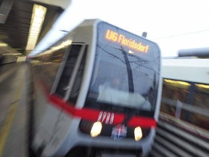 Die U6 wurde durch einen Mann auf den Gleisen aufgehalten. Die U6 wurde durch einen Mann auf den Gleisen aufgehalten.