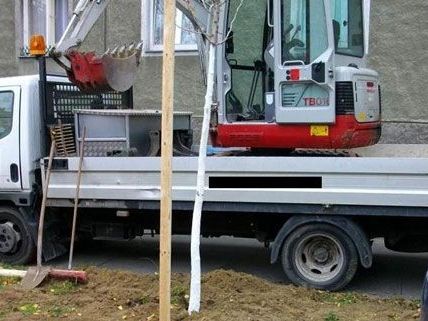 Die Schaufel dieses Baggers traf den 26-Jährigen in Wien-Ottakring am Kopf. Die Schaufel dieses Baggers traf den 26-Jährigen in Wien-Ottakring am Kopf.