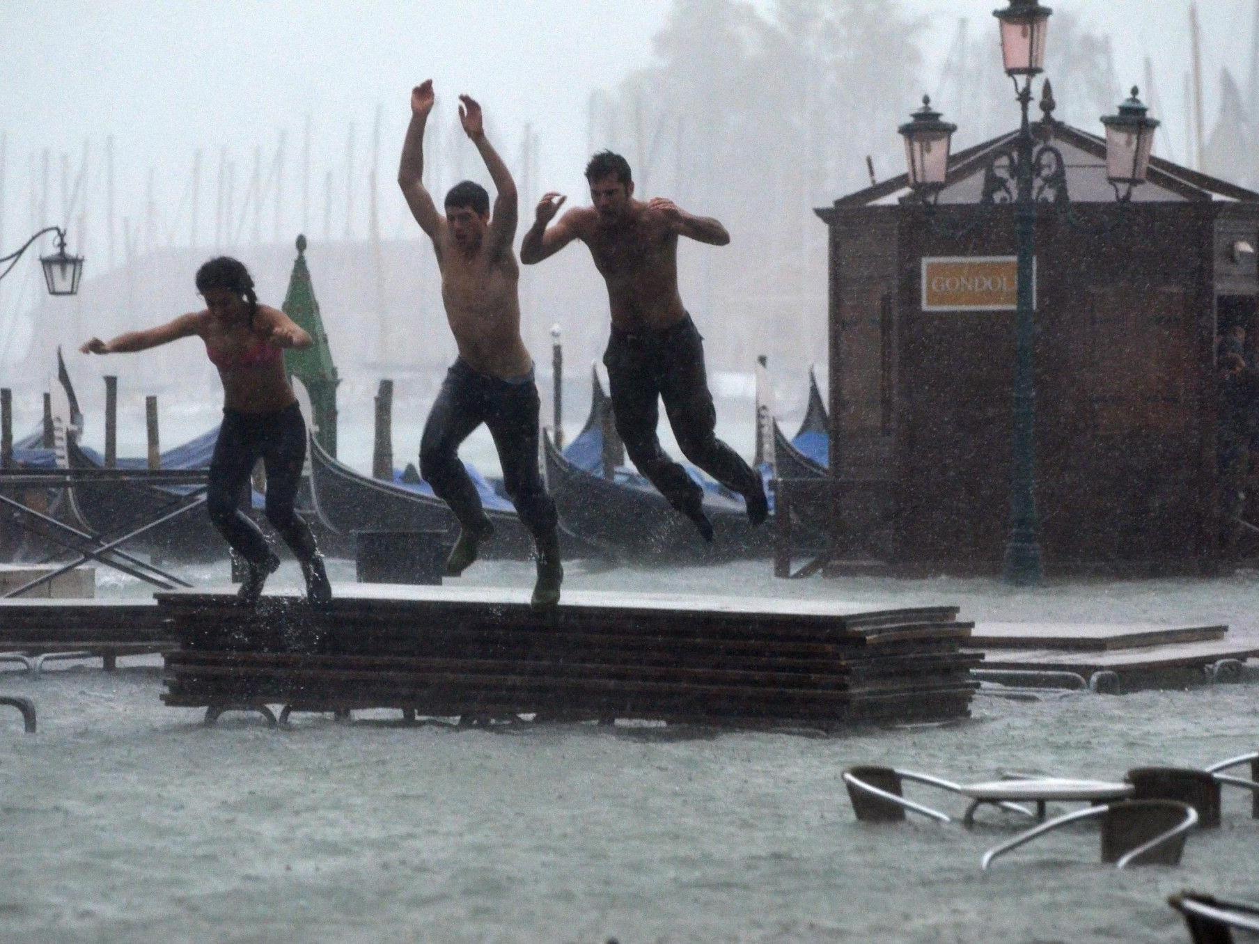 Das Hochwasser in Venedig nutzten einige Touristen, um auf dem Markusplatz zu baden.