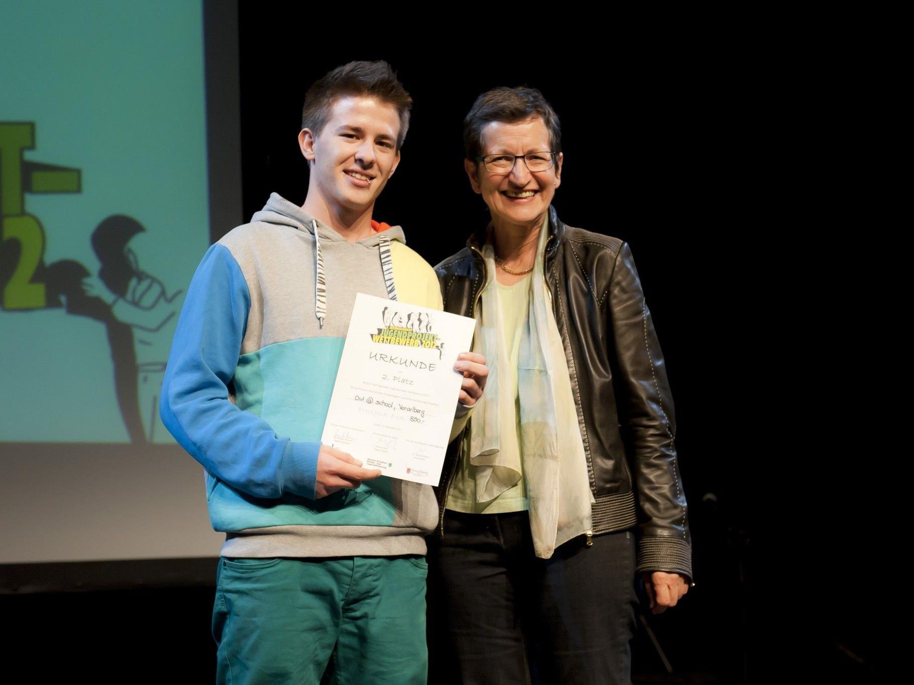 Landesrätin Schmid gratuliert einem Mitglied der erfolgreichen Vorarlberger Jugendgruppe