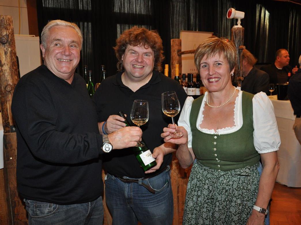 Weingenuss mit Marie-Luise Dietrich (re) und dem Kremser Winzer Meinhard Forstreiter (Mitte)