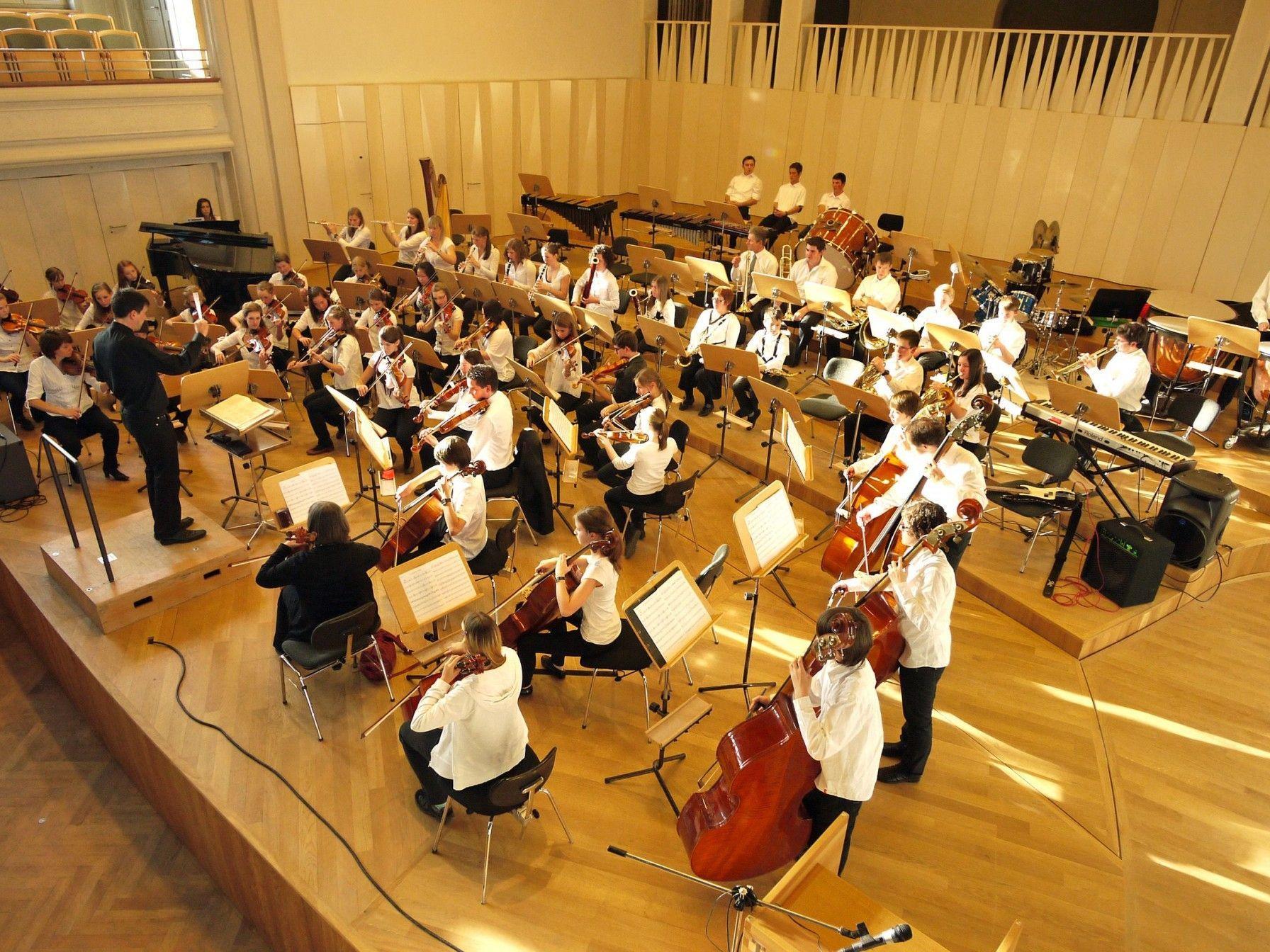 Das Orchester der Musikschule Bregenzerwald wirkt beim Adventkonzert in Mellau mit.