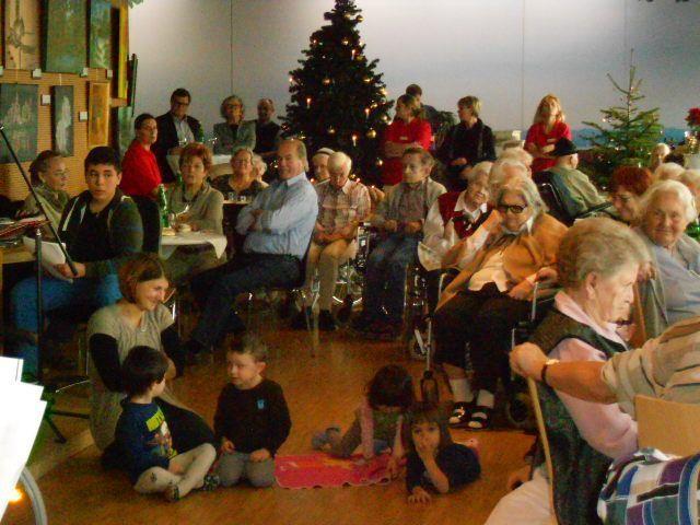 jung und alt freuten sich bei der Weihnachtsfeier im Sozialzentrum Weidach Bregenz