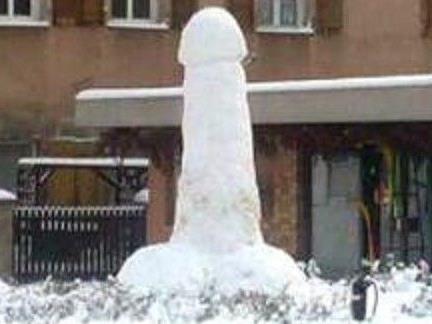 Ein Twitterer fragt sich, ob die Straßenkunst mal ein Schneemann werden sollte.