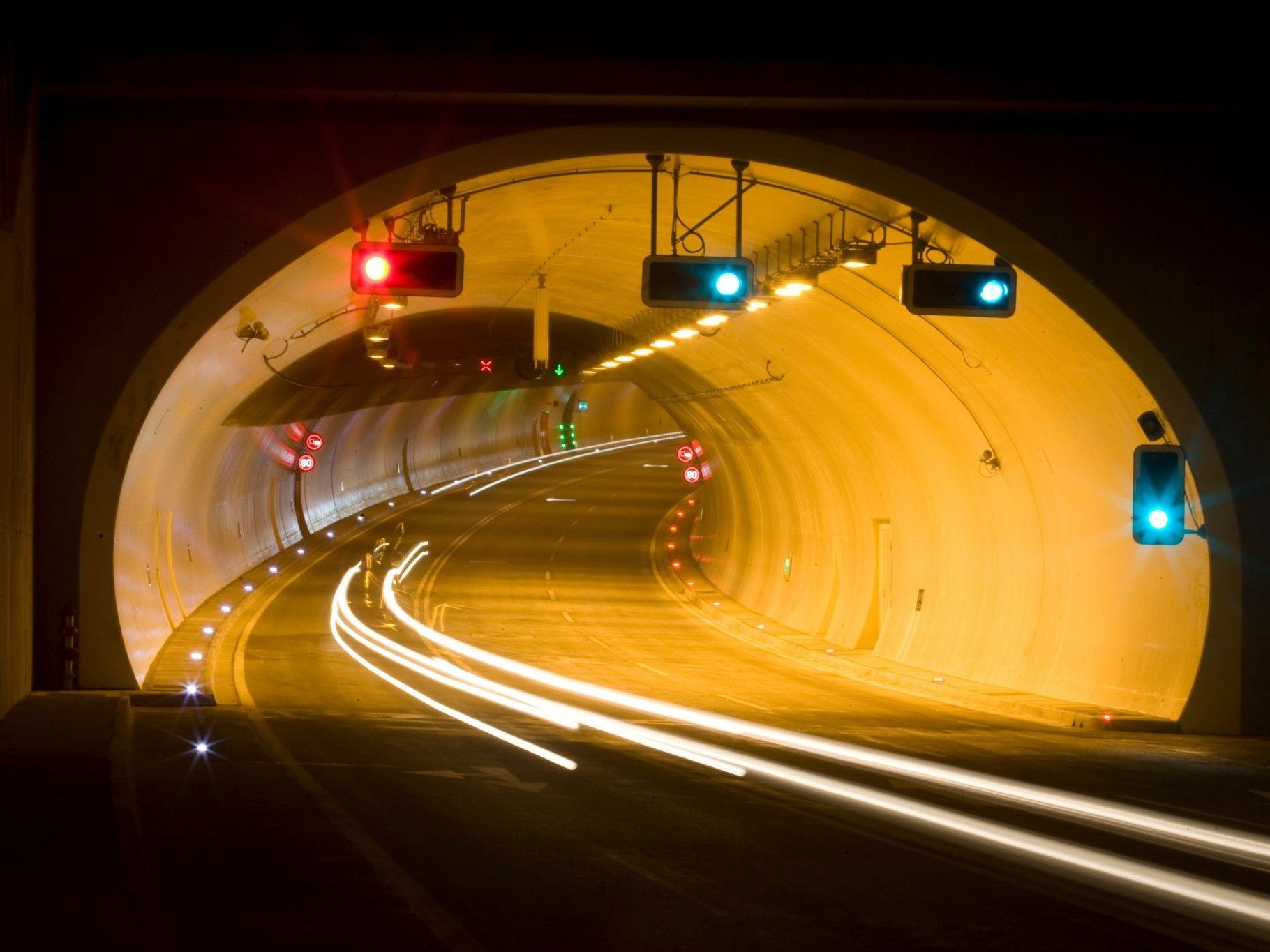 Der Achraintunnel wurde nach dem Unfall für fünf Stunden gesperrt. Der Achraintunnel wurde nach dem Unfall für fünf Stunden gesperrt.