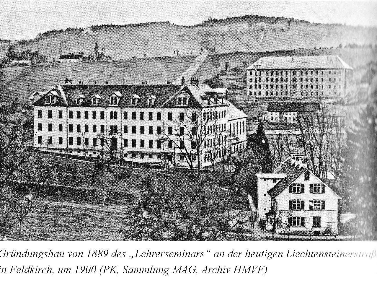 Das Lehrerseminar um 1900 in Tisis an der Liechtensteinerstraße, im Hintergrund das alte Antoniushaus