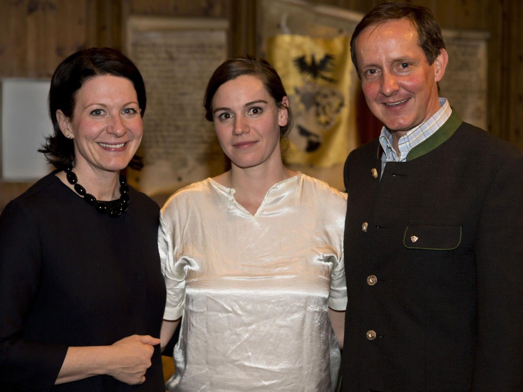 Maria Anwander (Mitte) erhielt den Hospiz Kunstpreis 2012 von Florian Werner und seiner Gattin Ursula.