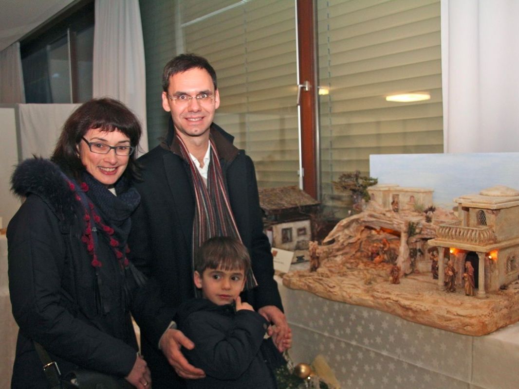 Landeshauptmann Markus Wallner mit Gattin und Sohnemann vor der selbstgemachten Krippe Landeshauptmann Markus Wallner mit Gattin und Sohnemann vor der selbstgemachten Krippe