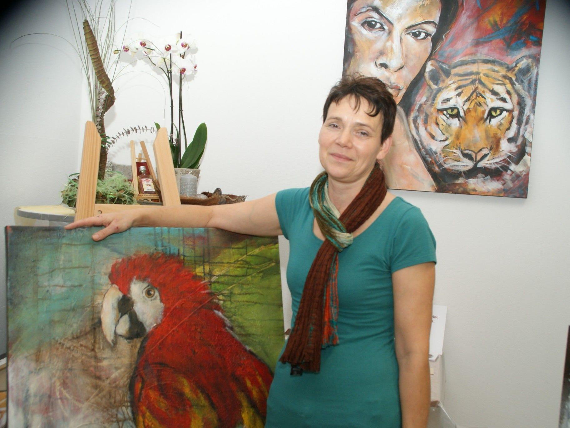 Sonja Meusburger mit ihrem Lieblingsbild, dem "Papagei"