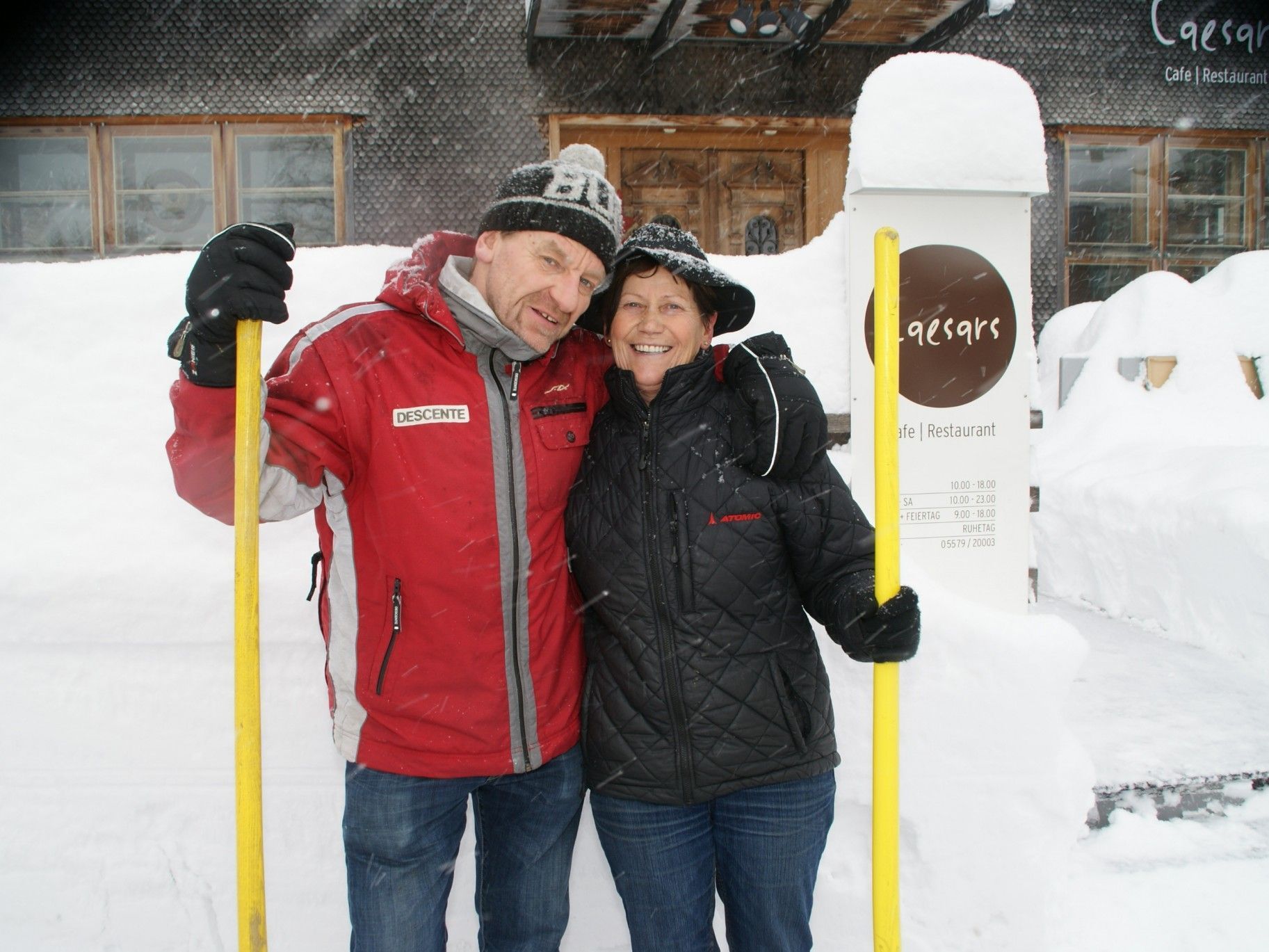 Cäsar und Nachbarin Herma schaufeln mit vereinten Kräften Cäsar und Nachbarin Herma schaufeln mit vereinten Kräften