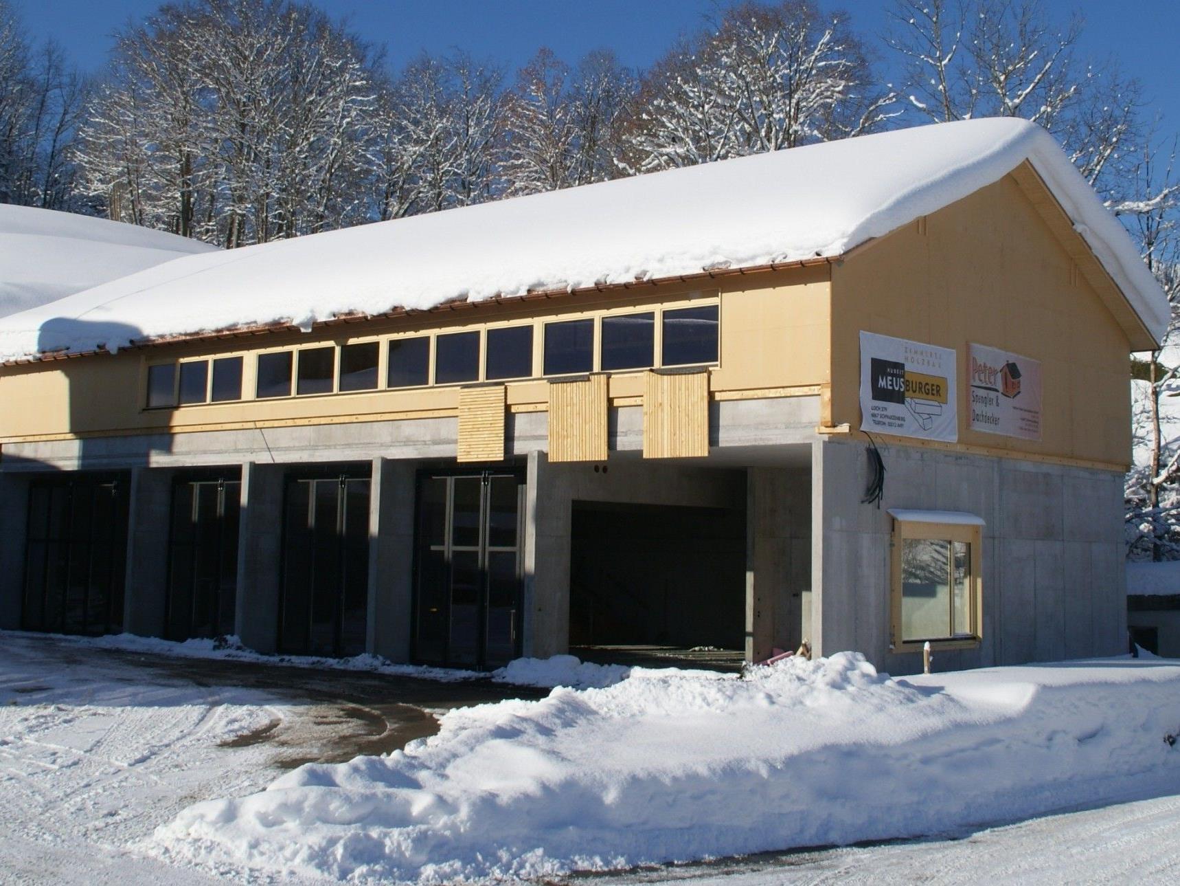 Das neue Feuerwehrhaus in Schwarzenberg fügt sich harmonisch in die Landschaft ein. Das neue Feuerwehrhaus in Schwarzenberg fügt sich harmonisch in die Landschaft ein.