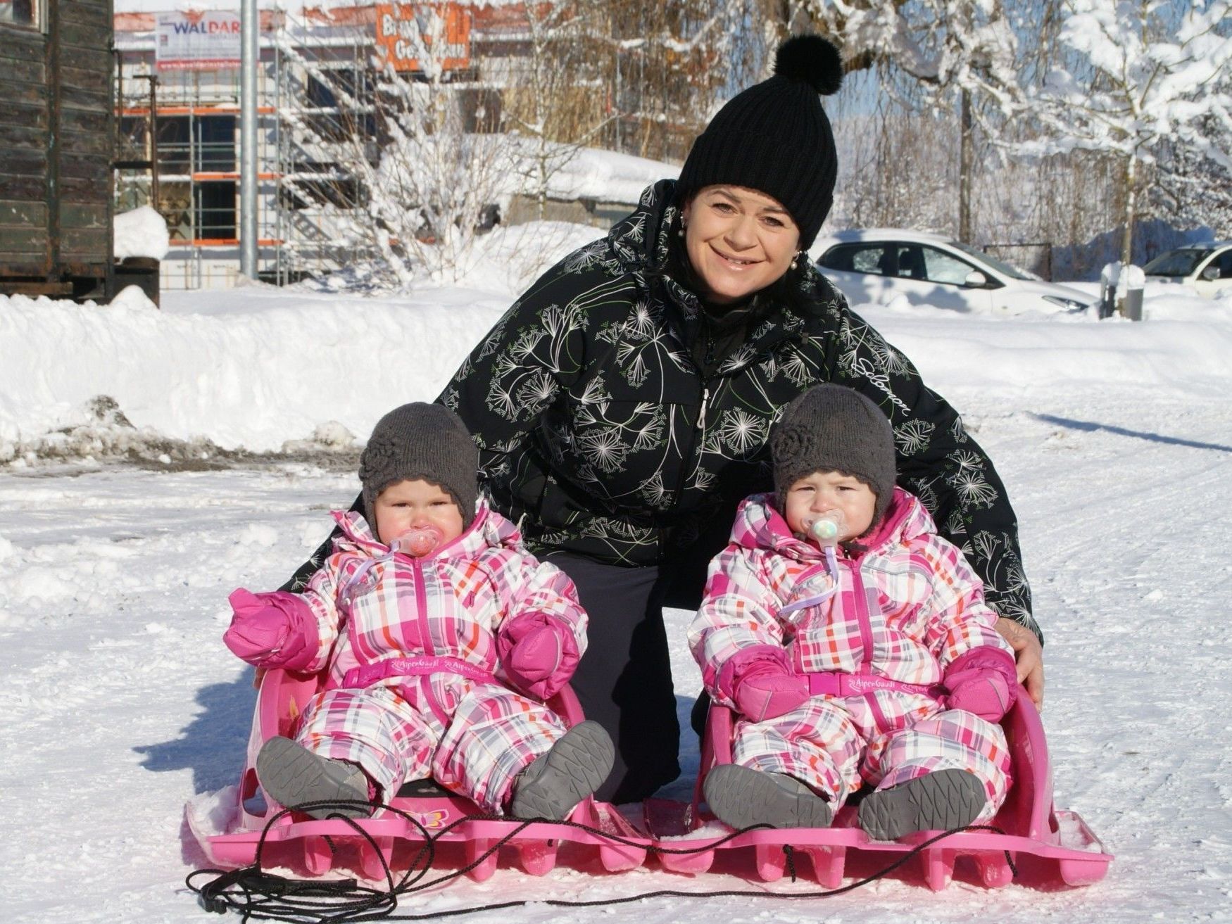 Sandra und die Zwillinge Valentina und Louisa auf dem Weg zum Kraftwerk Sandra und die Zwillinge Valentina und Louisa auf dem Weg zum Kraftwerk
