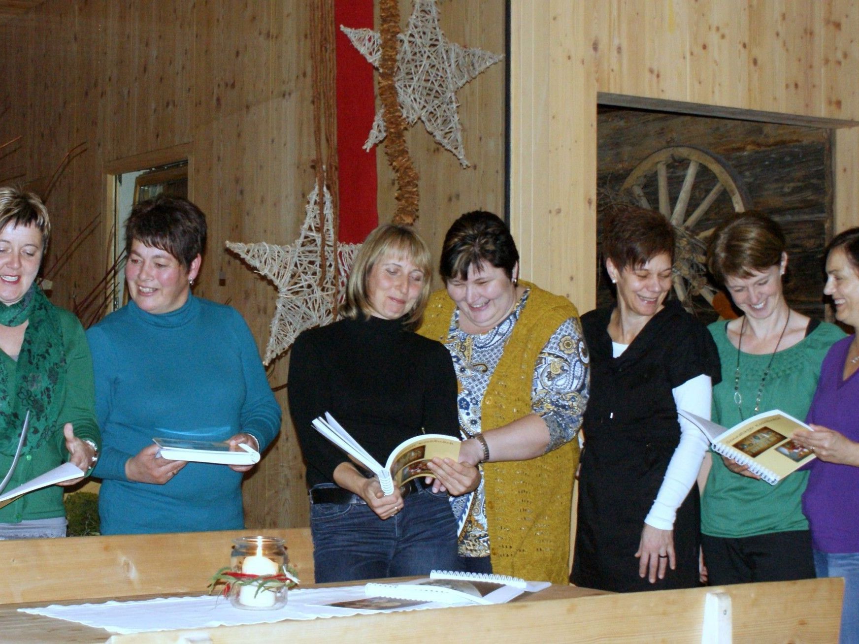 Druckfrisch: die Sonntager Frauenrunde mit ihrem neuen Kochbuch. Druckfrisch: die Sonntager Frauenrunde mit ihrem neuen Kochbuch.