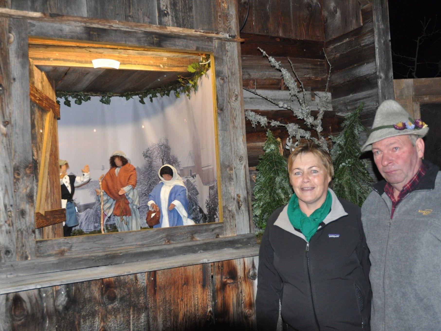 Beeindruckende Adventfenstereröffnung bei Fini und Wolfgang Rietzler in Übersaxen.