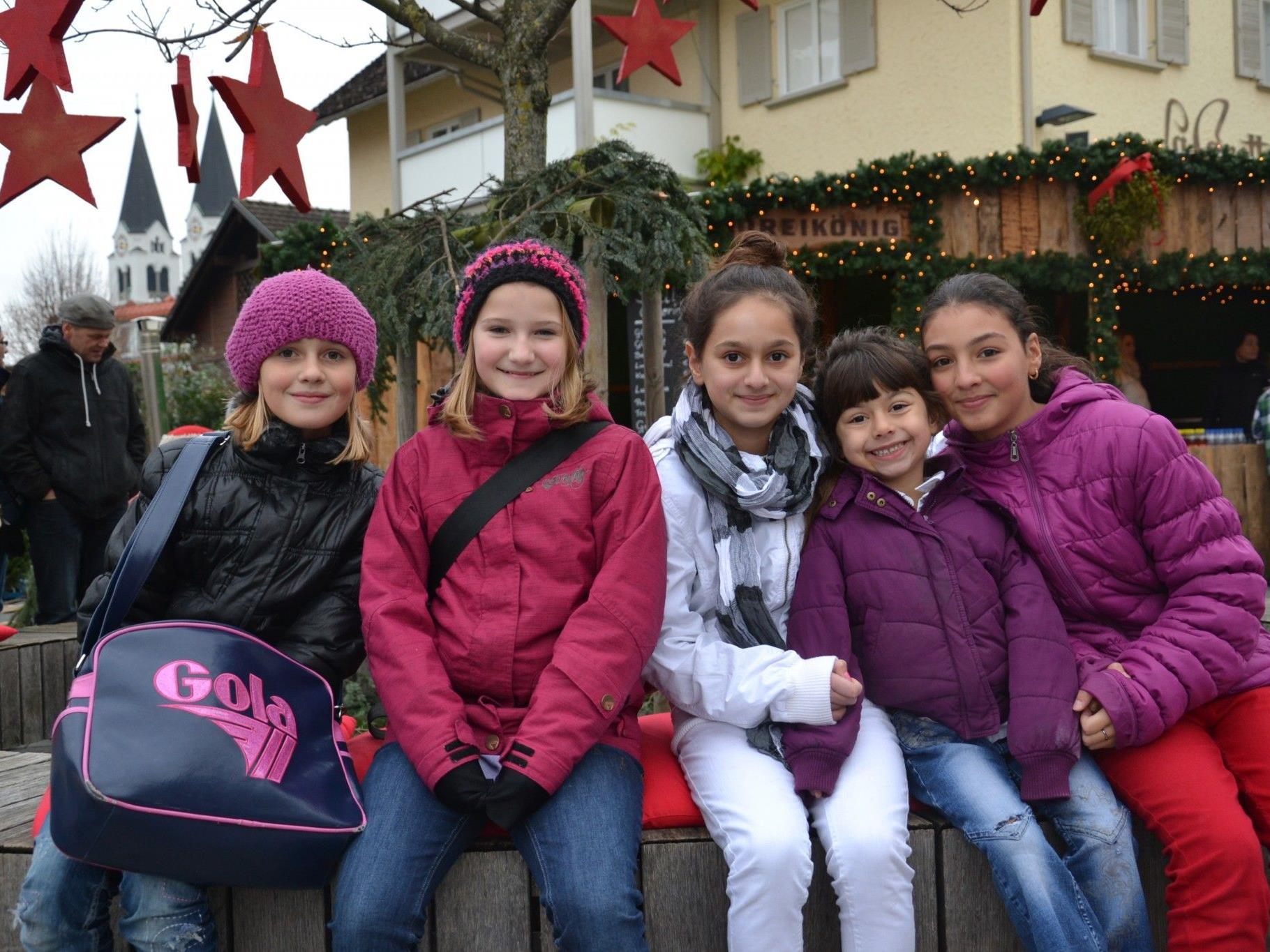 (v.l.) Denise, Julia, Deniz, Defne & Diletta vergnügten sich am Samstag beim Götzner Weihnachtsmarkt