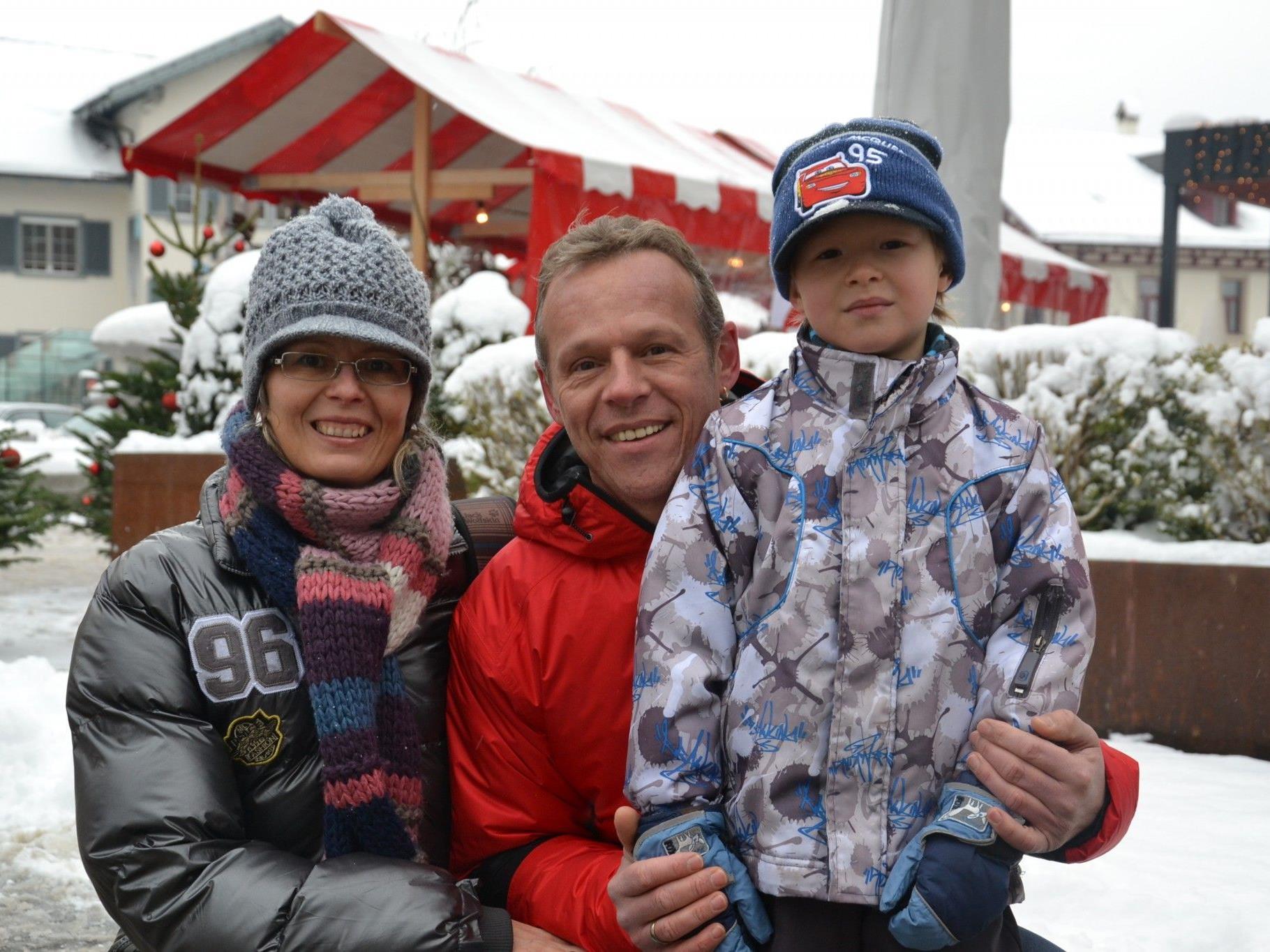 Auch Familie Jäger aus Götzis besuchte den Adventmarkt am Garnmarkt v.l.: Susanne & Dietmar mit Sandro