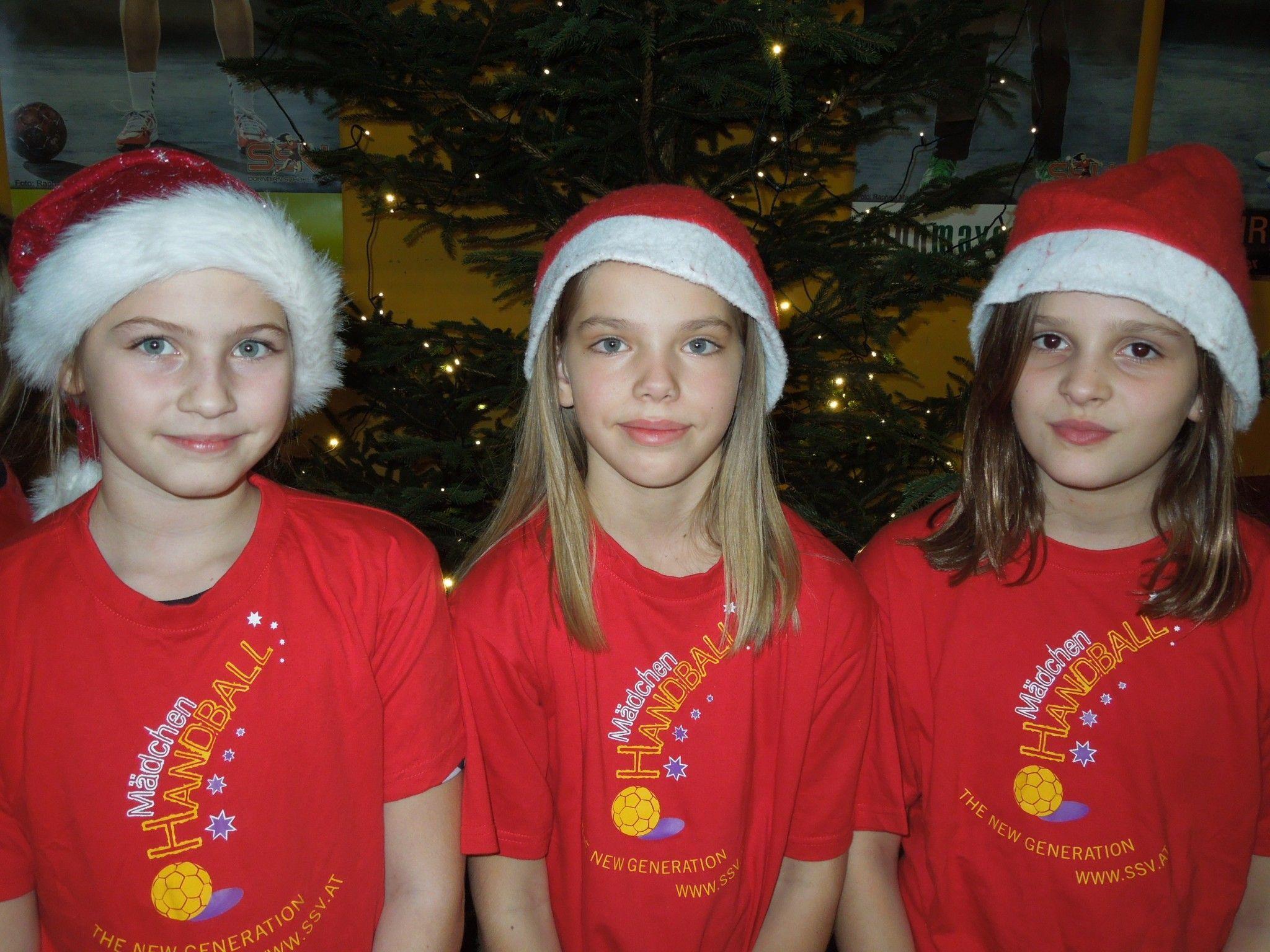Denise, Anita und Zerina waren bei der SSV-Nikolausfeier schon richtig in Weihnachtsstimmung.