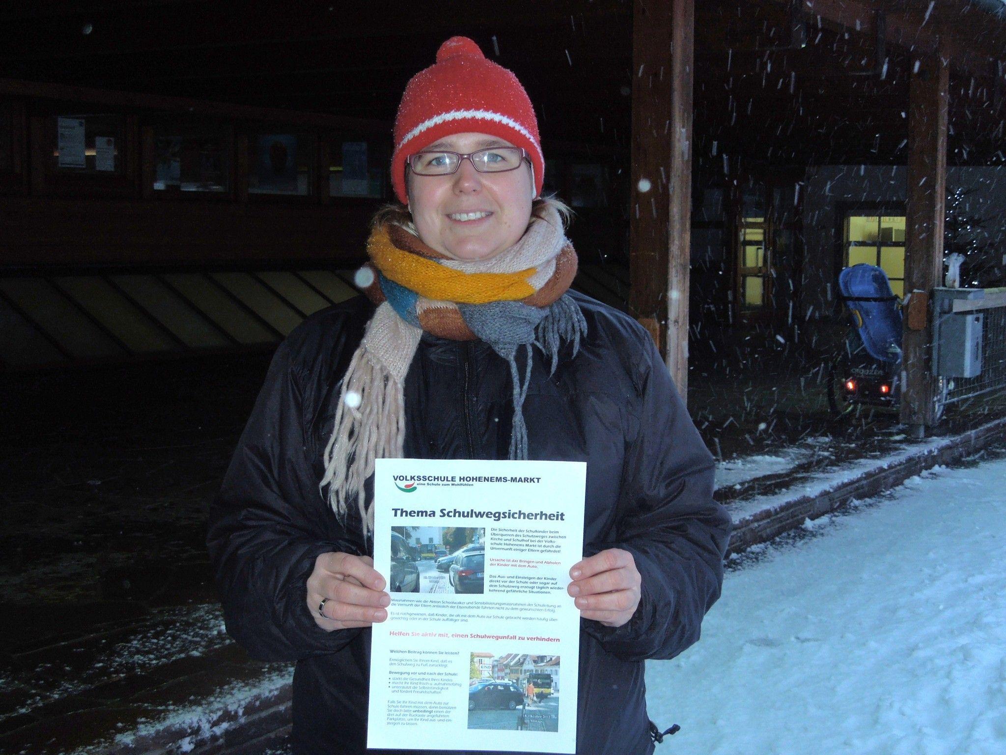 Der Elternverein (i.Bild Obfrau Esther Winkler) setzt sich sehr für die Sicherheit der Schulkinder ein. Flugblätter zum Thema wurden bereits verteilt.