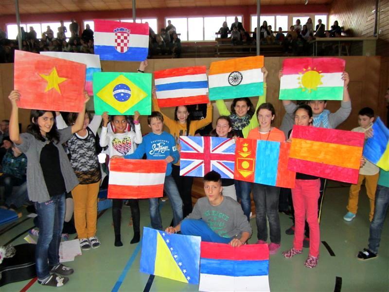 Schüler mit den Flaggen ihrer Herkunftsländer
