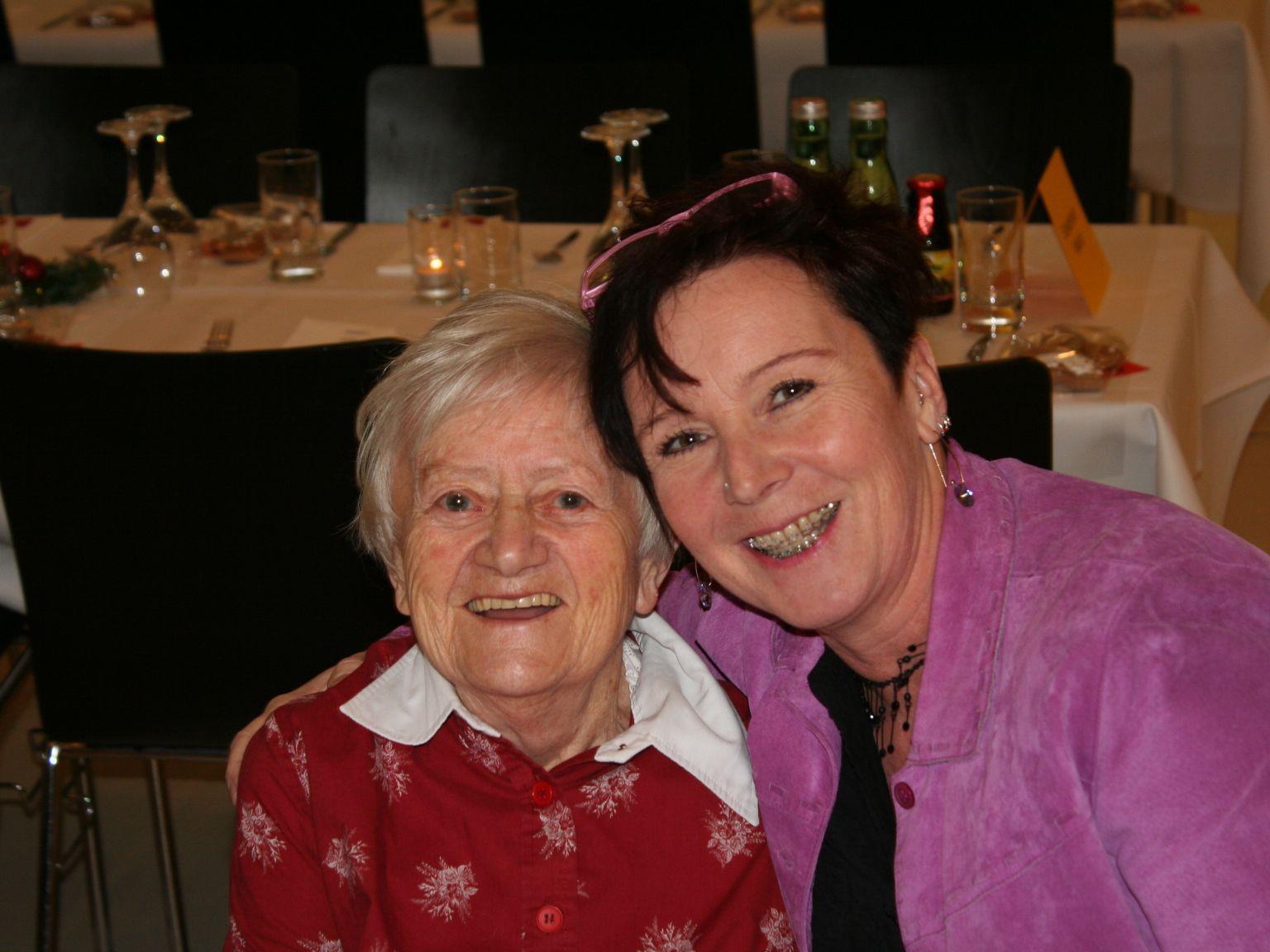 Marianne und Altenbetreuerin Beate vom Sozialzentrum Weidach kamen zur Weihnachtsfeier