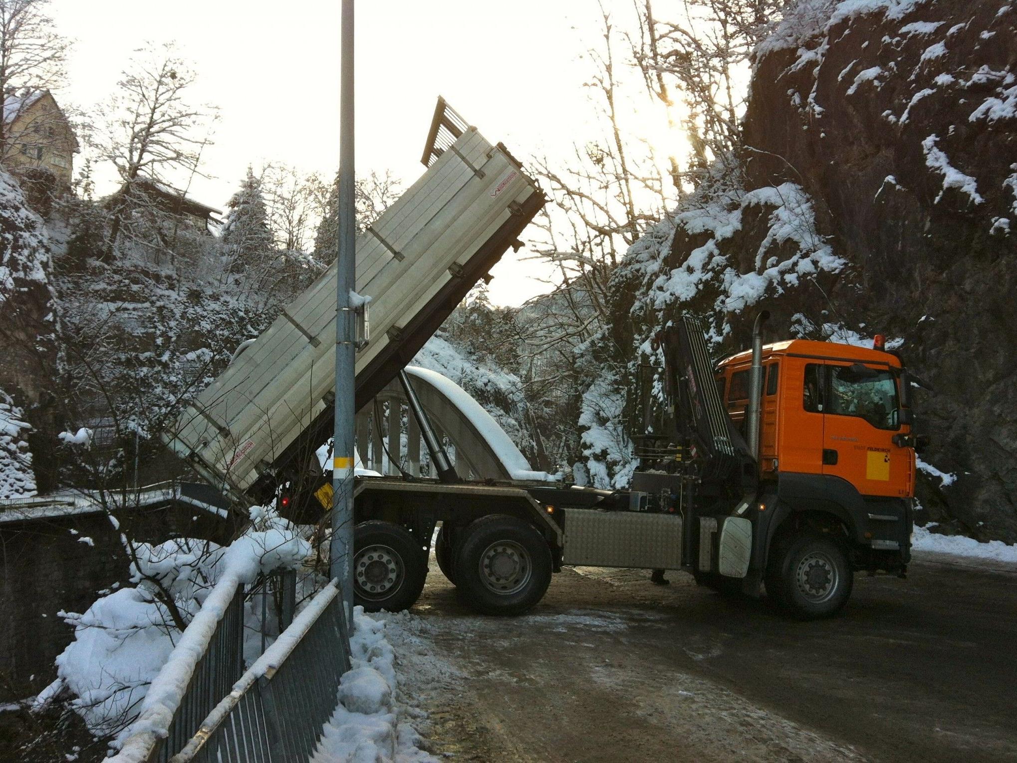 Prall gefüllte LKWs "entsorgten" das Zuviel an Schnee in die Ill