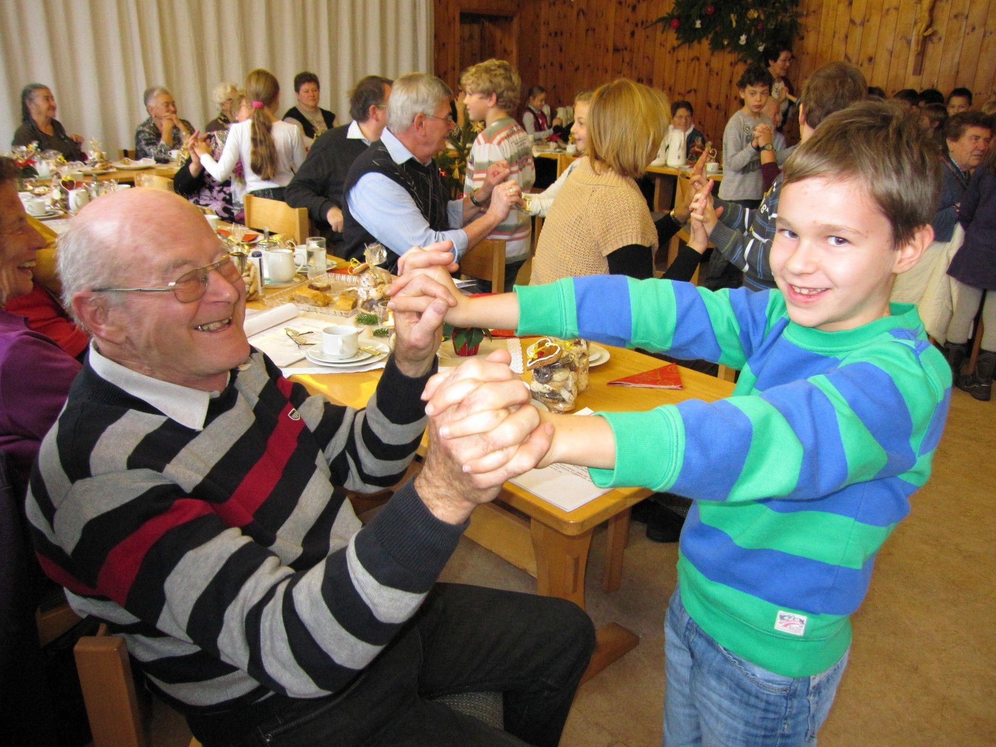Rührende Begegnungen von Jung und Alt beim Seniorennachmittag der Pfarre Vandans.