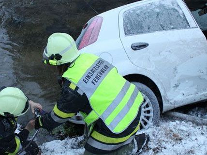 Die Feuerwehr holte in Niederösterreich einen PKW aus dem Bach Die Feuerwehr holte in Niederösterreich einen PKW aus dem Bach