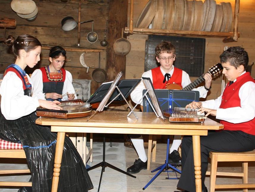 Kinder des Trachtenvereins stimmten mit Volksmusik auf Weihnachten ein.