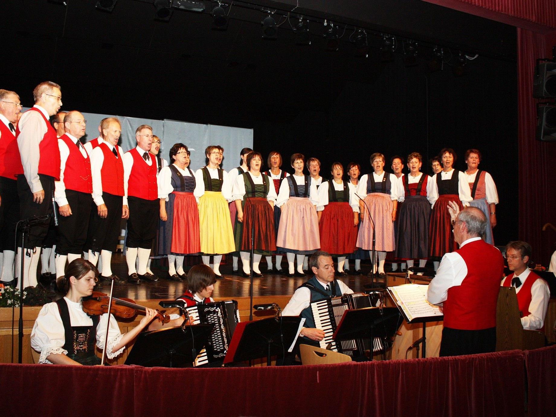 Chor der Trachtengruppe Lustenau singt klangschönes Volksliedgut zur Vorweihachtszeit.