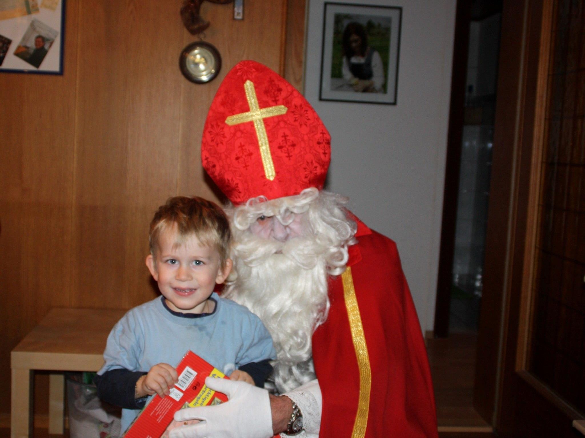 Strahlende Kids beim Besuch des Nikolaus.