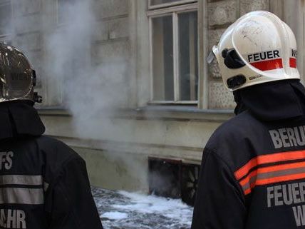 Feuerwehr-Großeinsatz bei Kellerbrand 2 - Vier Leichtverletzte Feuerwehr-Großeinsatz bei Kellerbrand 2 - Vier Leichtverletzte