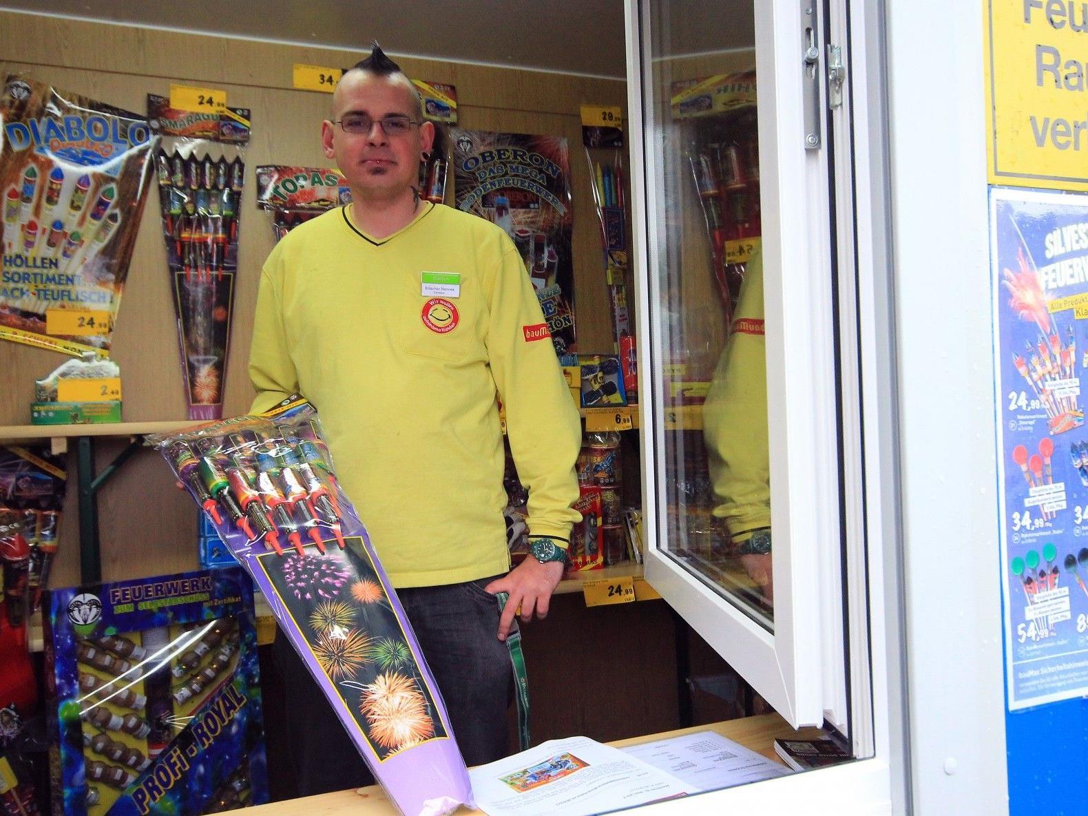 Hannes Erlacher verkauft seit fünf Jahren Feuerwerkskörper.