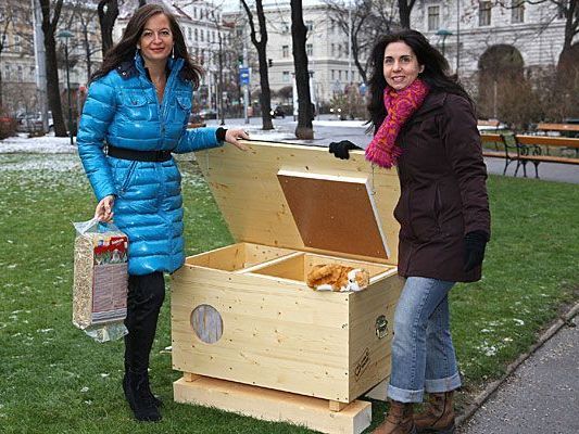 Tierschutzstadträtin Ulli Sima und Nadja Ziegler von der Tierschutzombudsstelle präsentieren die Katzenhotels Tierschutzstadträtin Ulli Sima und Nadja Ziegler von der Tierschutzombudsstelle präsentieren die Katzenhotels