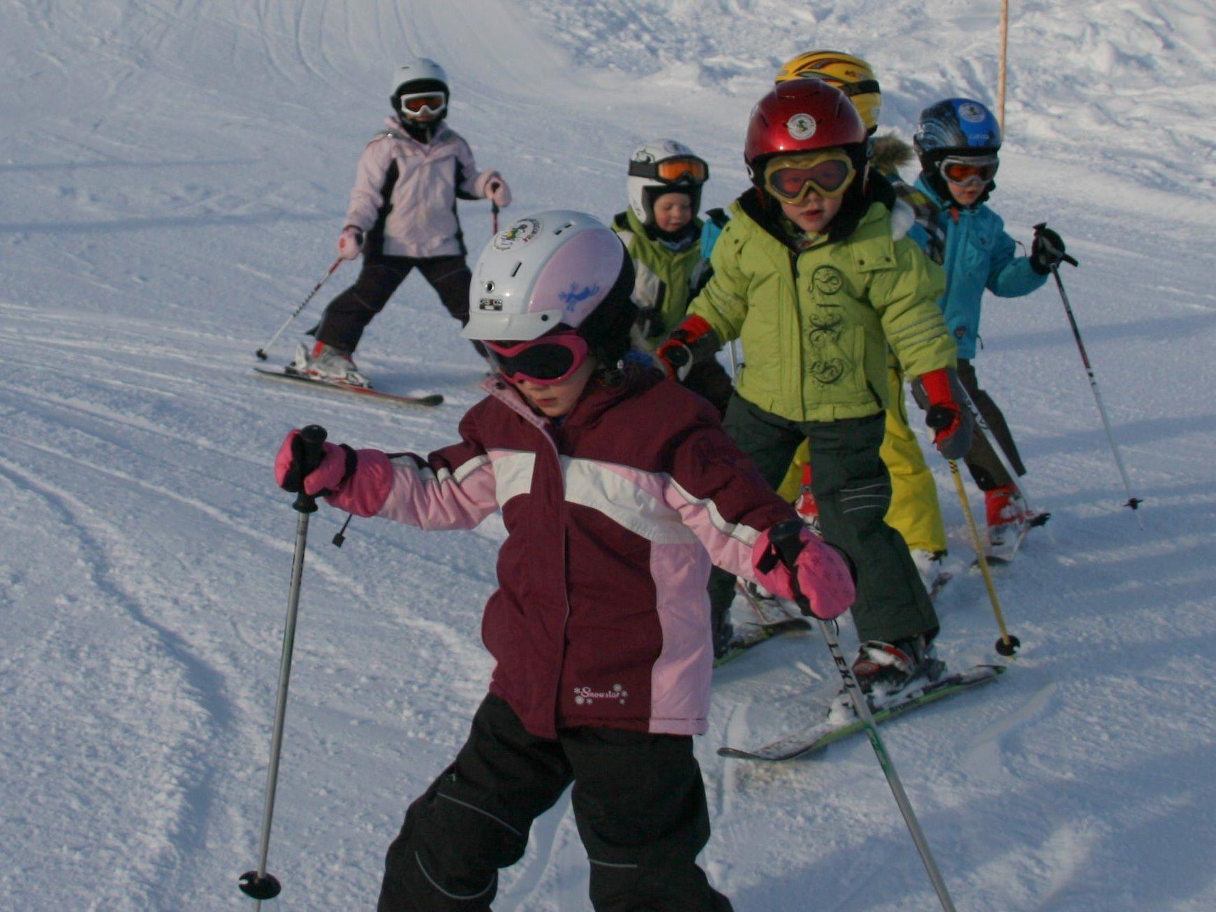 Der Wintersportverein und die Skischule laden Kinderskikurs.