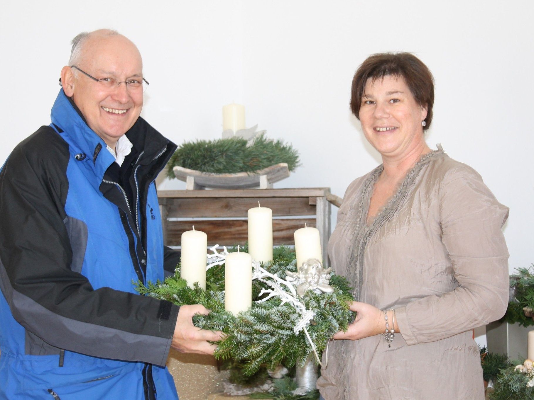 Ilse Dünser und Obmann Anton Tschann präsentieren einen von vielen Adventkränzen Ilse Dünser und Obmann Anton Tschann präsentieren einen von vielen Adventkränzen