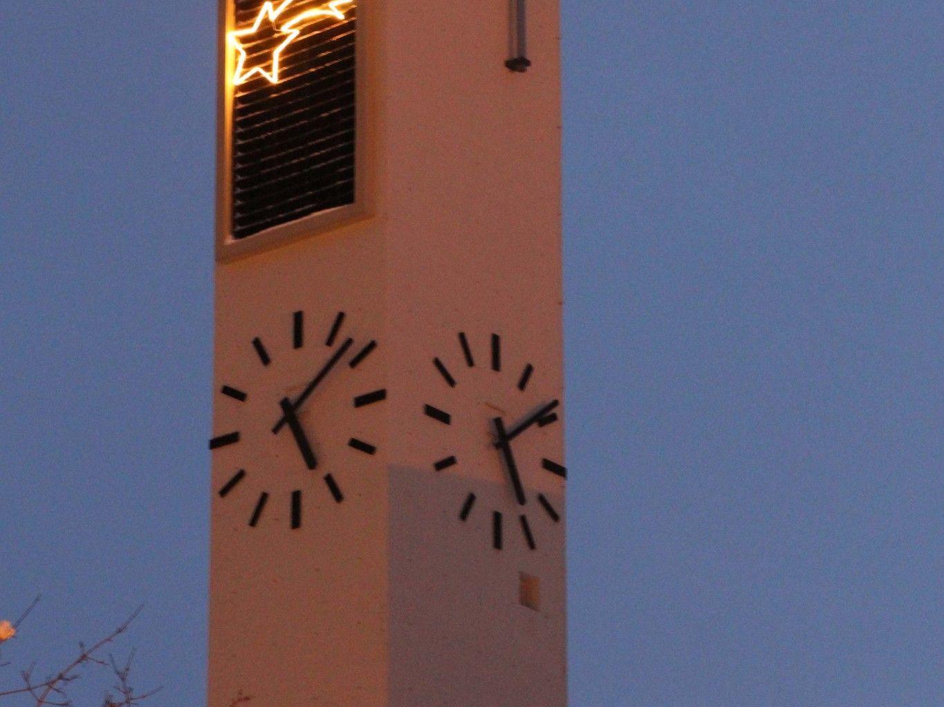 Ein neues Wahrzeichen der Gemeinde Vandans strahlt in 40m Höhe am Turm der Pfarrkirche.