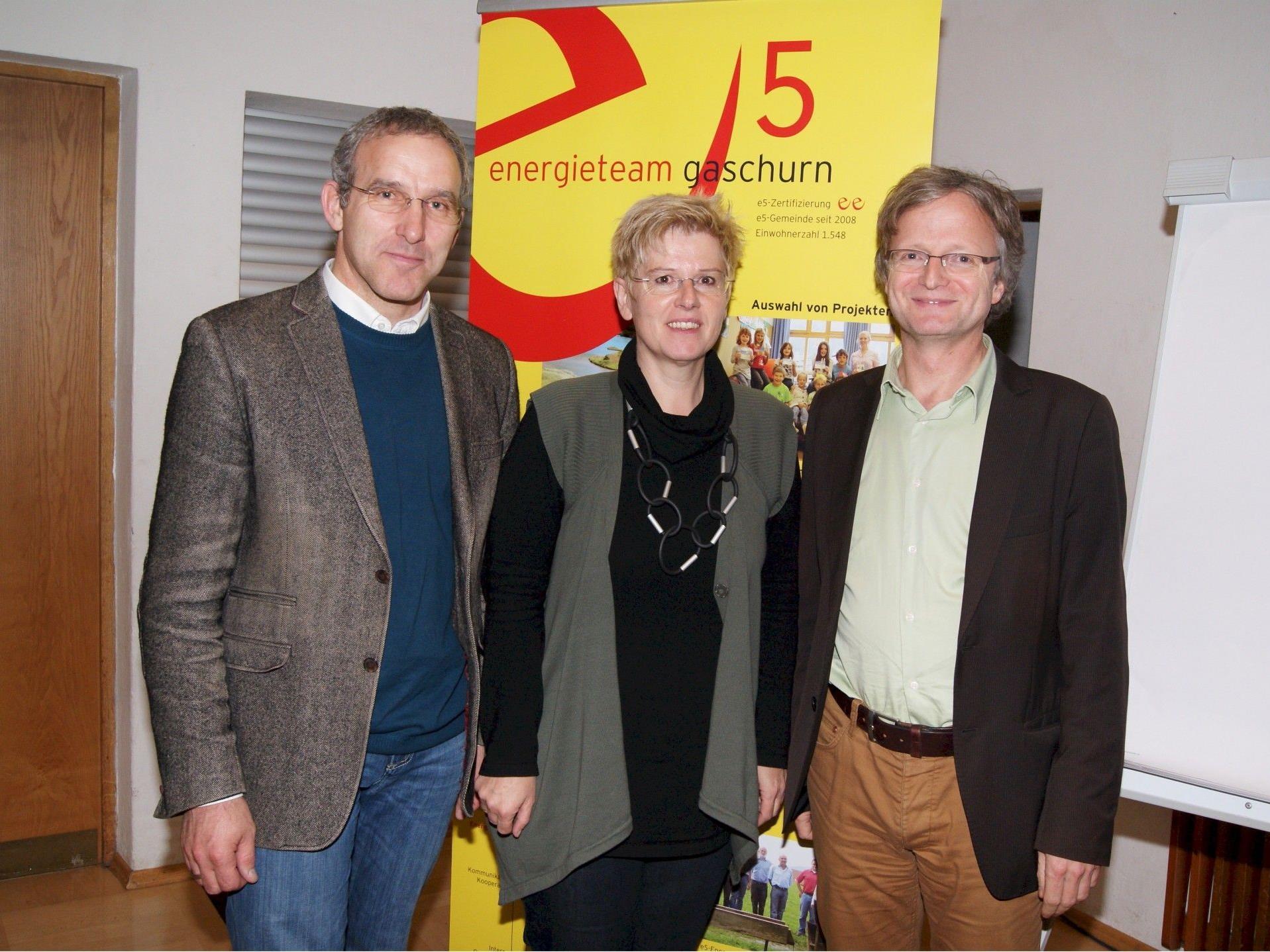 Bürgermeister Martin Netzer (l.) mit Kriemhild Büchel-Kapeller und Adi Groß.