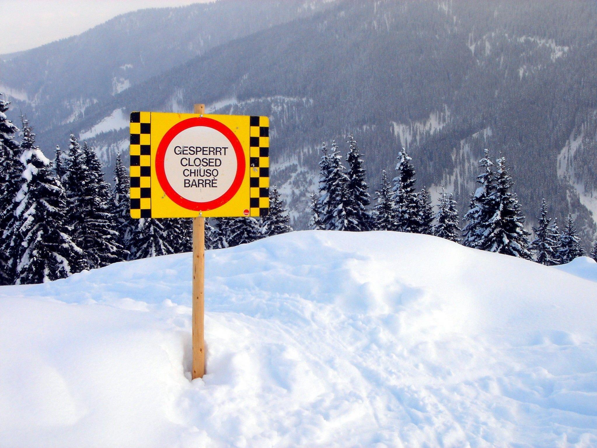 Trotz Warnung fuhren zwei Skifahrer in einen steilen Hang ein und lösten ein Schneebrett aus.