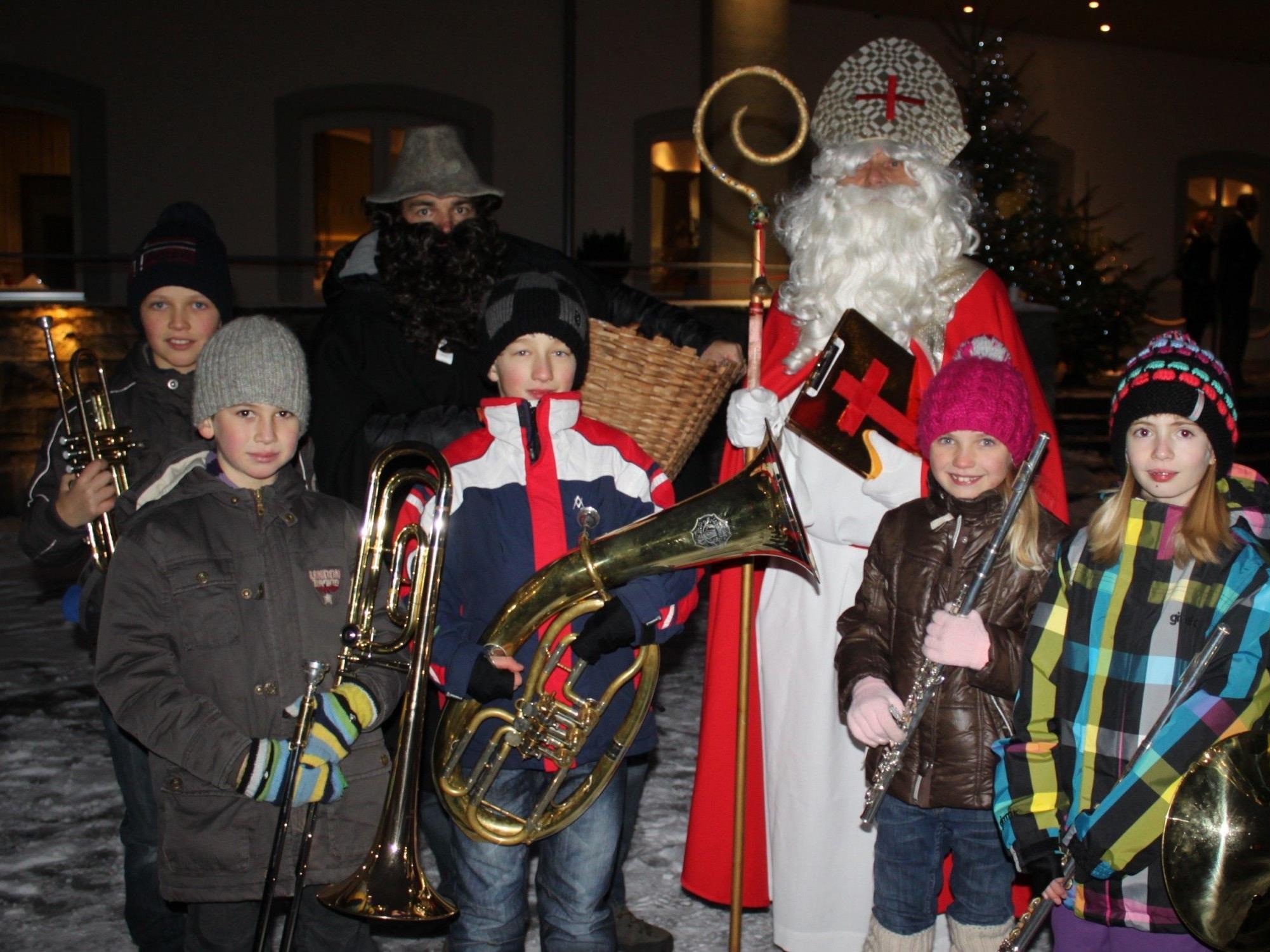 Zusammen mit dem Hl. Nikolaus sorgten „Die jungen Leiblachtaler“ am Lochauer Kaiserstrand für eine stimmungsvolle vorweihnachtliche Atmosphäre.