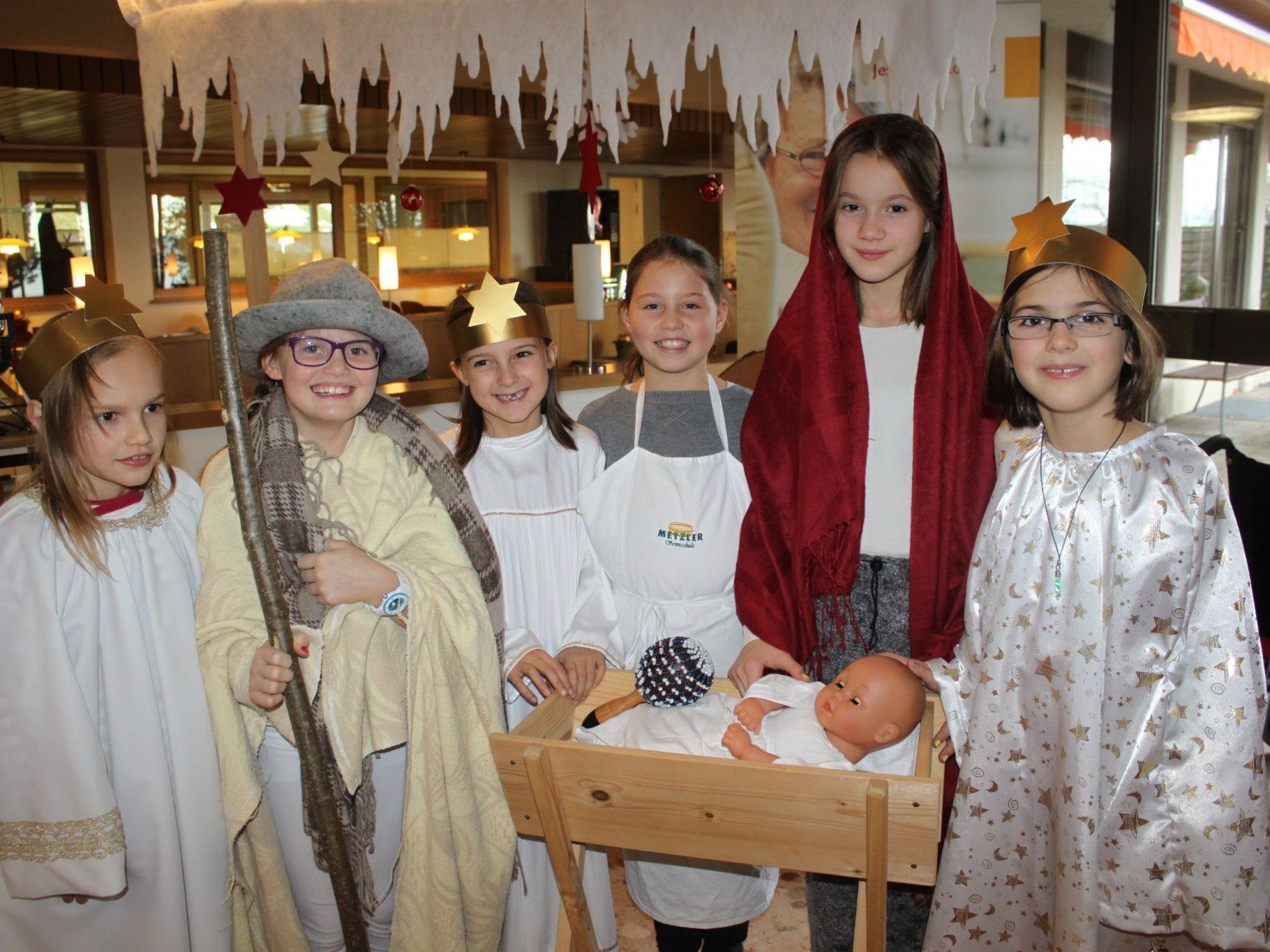 Die Weihnachtsengel bereiteten auch den Heimbewohnern in den einzelnen Wohngruppen mit ihren Besuchen viel Freude. Die Weihnachtsengel bereiteten auch den Heimbewohnern in den einzelnen Wohngruppen mit ihren Besuchen viel Freude.