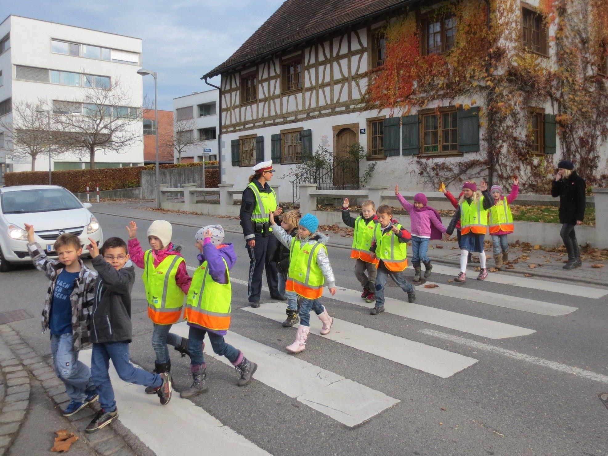 Im Rahmen der praktischen Verkehrserziehung üben die Kinder das richtige Überqueren eines Schutzweges.