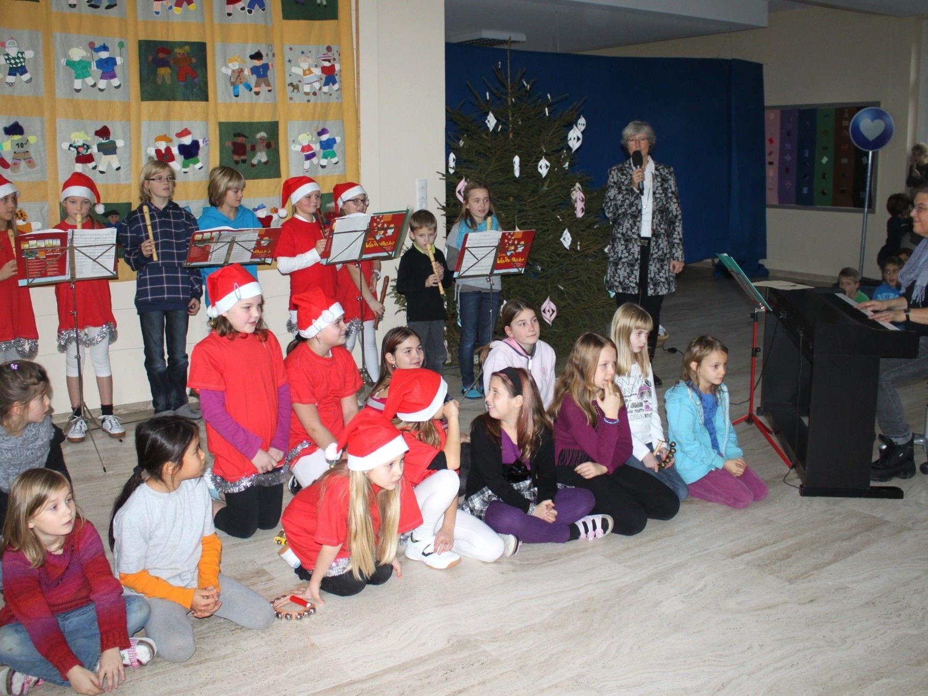 Zur gemeinsamen Weihnachtsfeier konnte Volksschuldirektorin Andrea Rüdisser-Sagmeister Schüler und Lehrpersonen sowie zahlreiche Eltern willkommen heißen.
